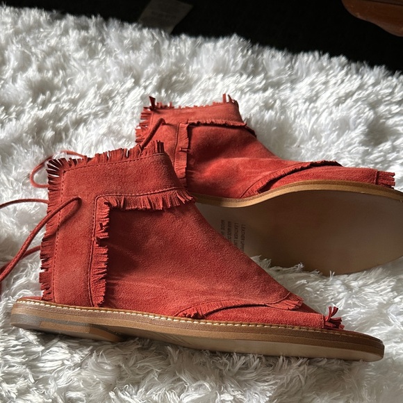 Elegant Fringed Red Sandals - Picture 2 of 6